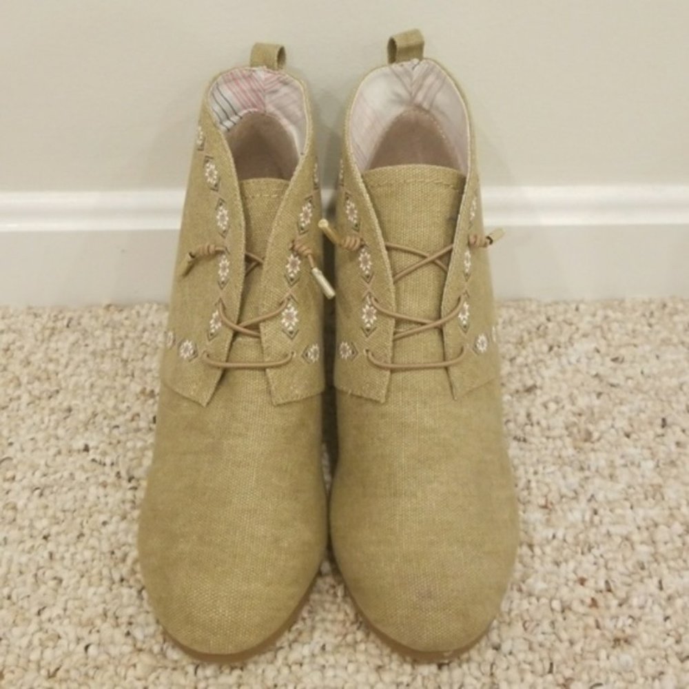 Never Worn! Sugar Light Brown Printed Sz 8.5 Boots